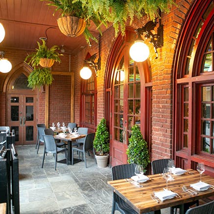 an outdoor sitting area