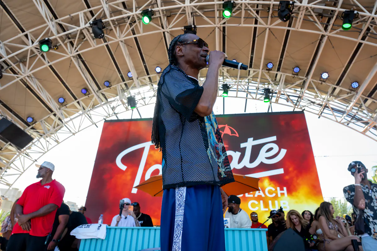 Snoop performing with Tailgate Beach Club LED sign behind