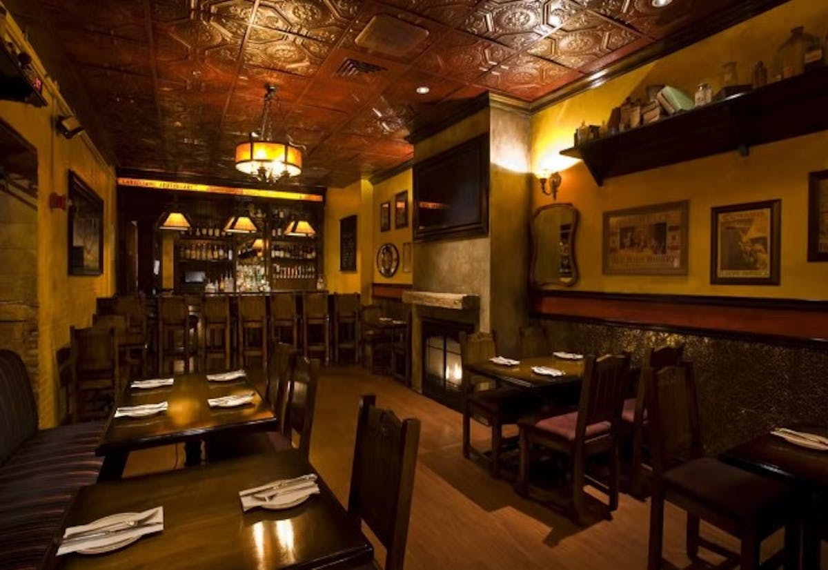 a dining room at Lansdowne Pub