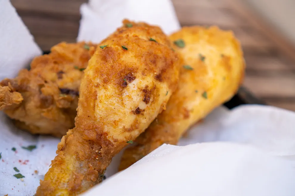 Seasoned and fried chicken drumsticks
