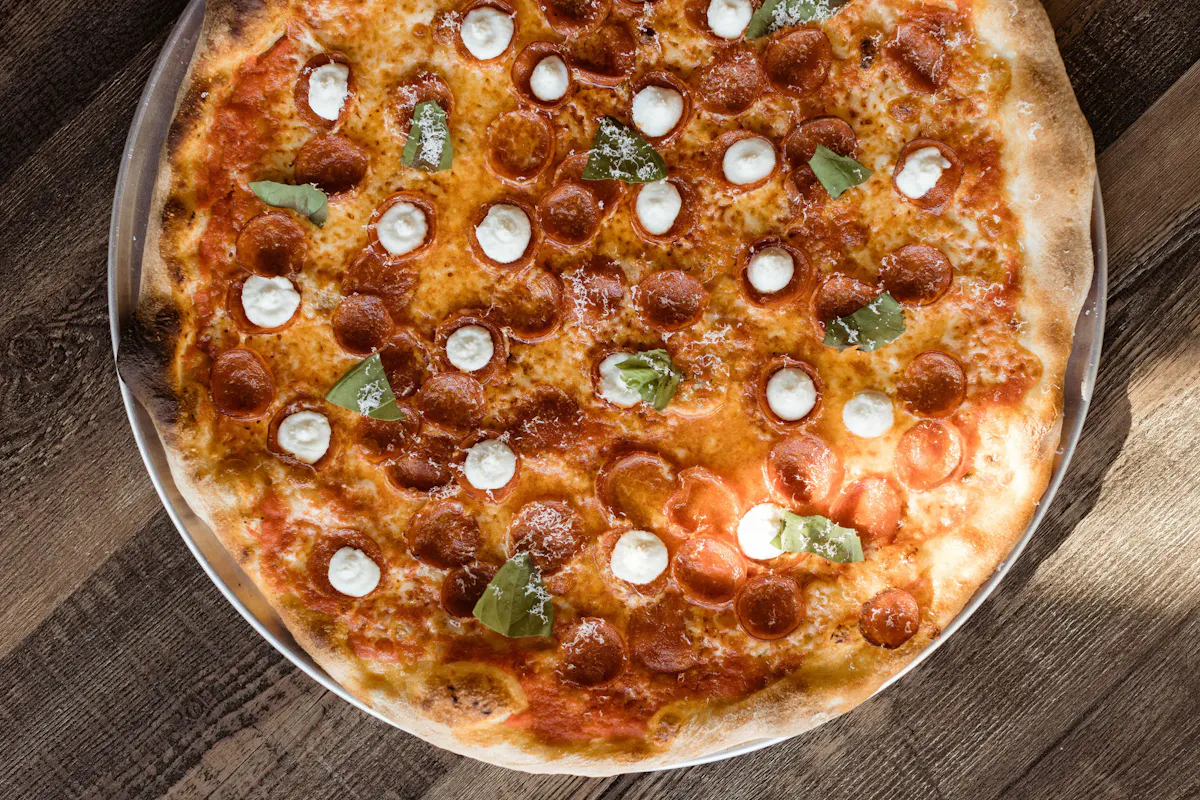 Pizza sur table en bois