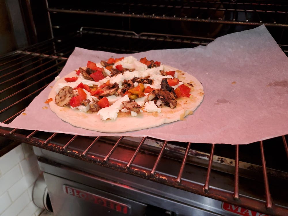 pizza siedząca na górze piekarnika