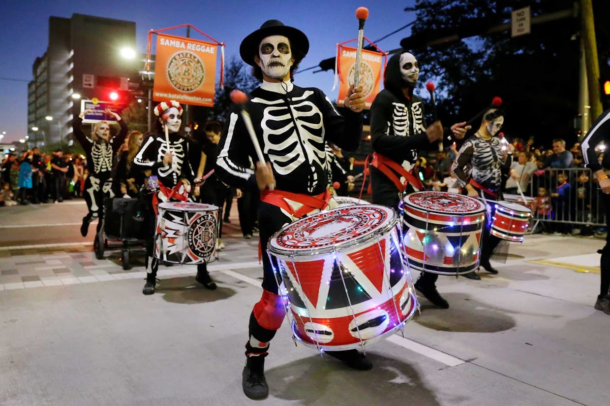 Dia De Los Muertos River Parade 2025