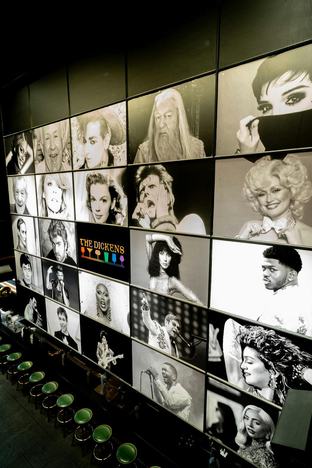 Judy Garland, Dolly Parton in a room