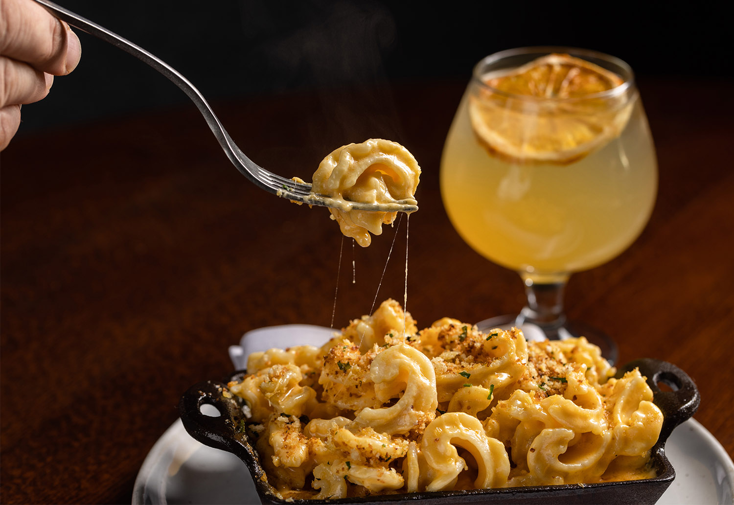 The Independent's Cascatellii Mac & Cheese and High-Line cocktail on a wooden table