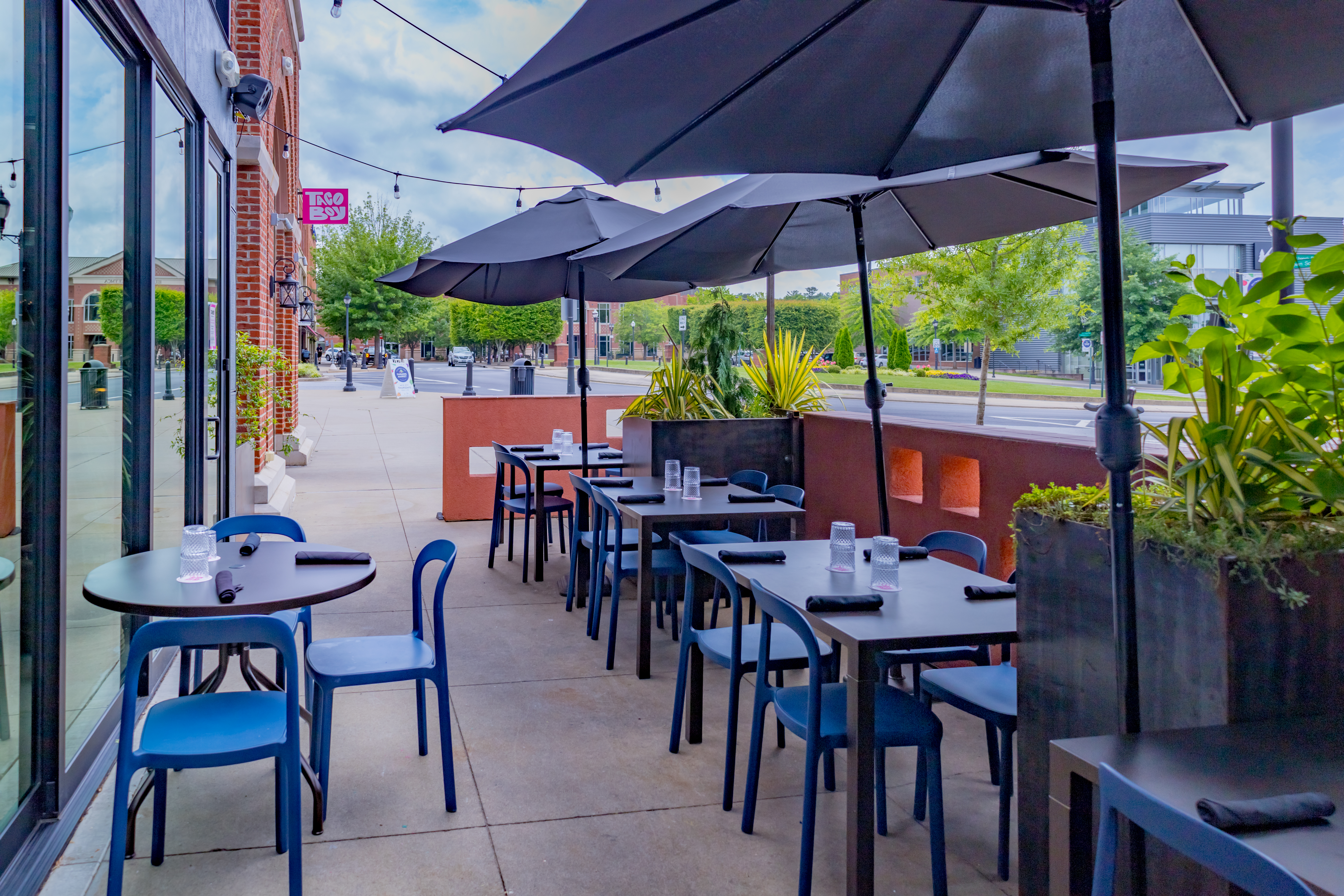 an outdoor eating area