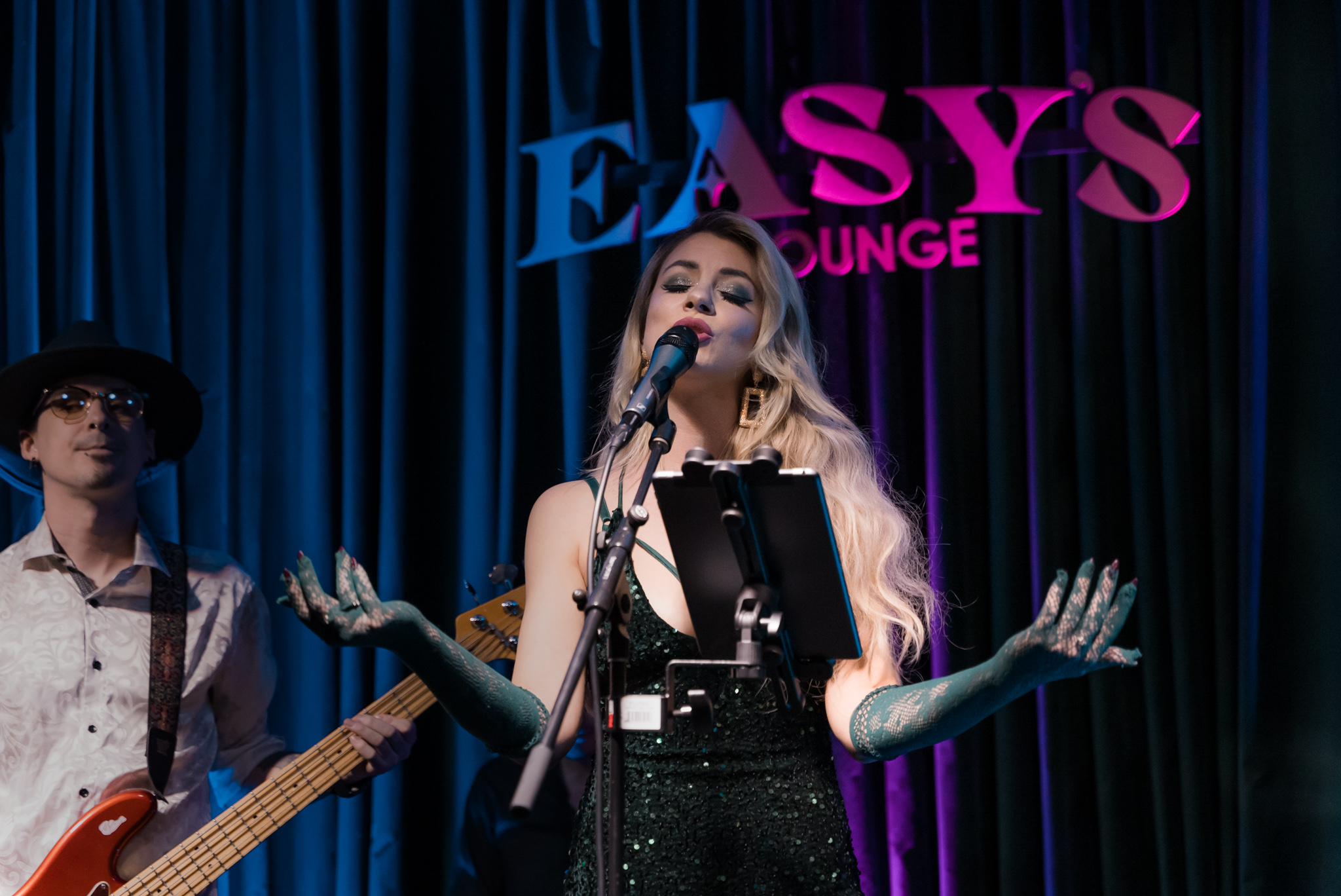 women singer preforming at Las Vegas Speakeasy Easys Cocktail Lounge 
