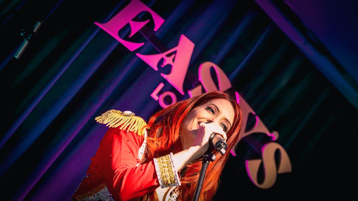Red Penny Arcade singing at Easy's cocktail lounge inside aria resort and casino
