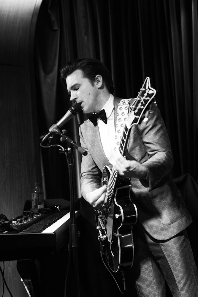 drake bell from nickelodeon's drake and josh preforming at Easys Cocktail Lounge