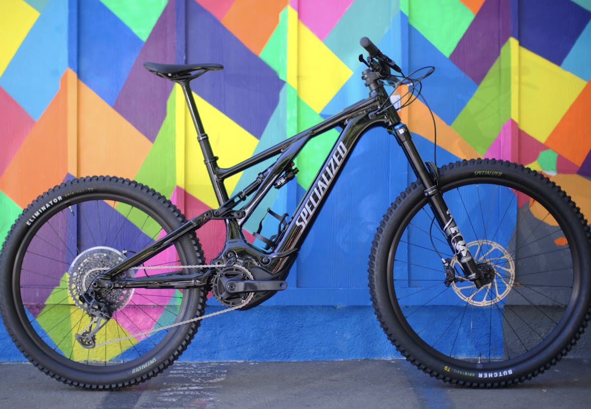 a bicycle leaning against a wall