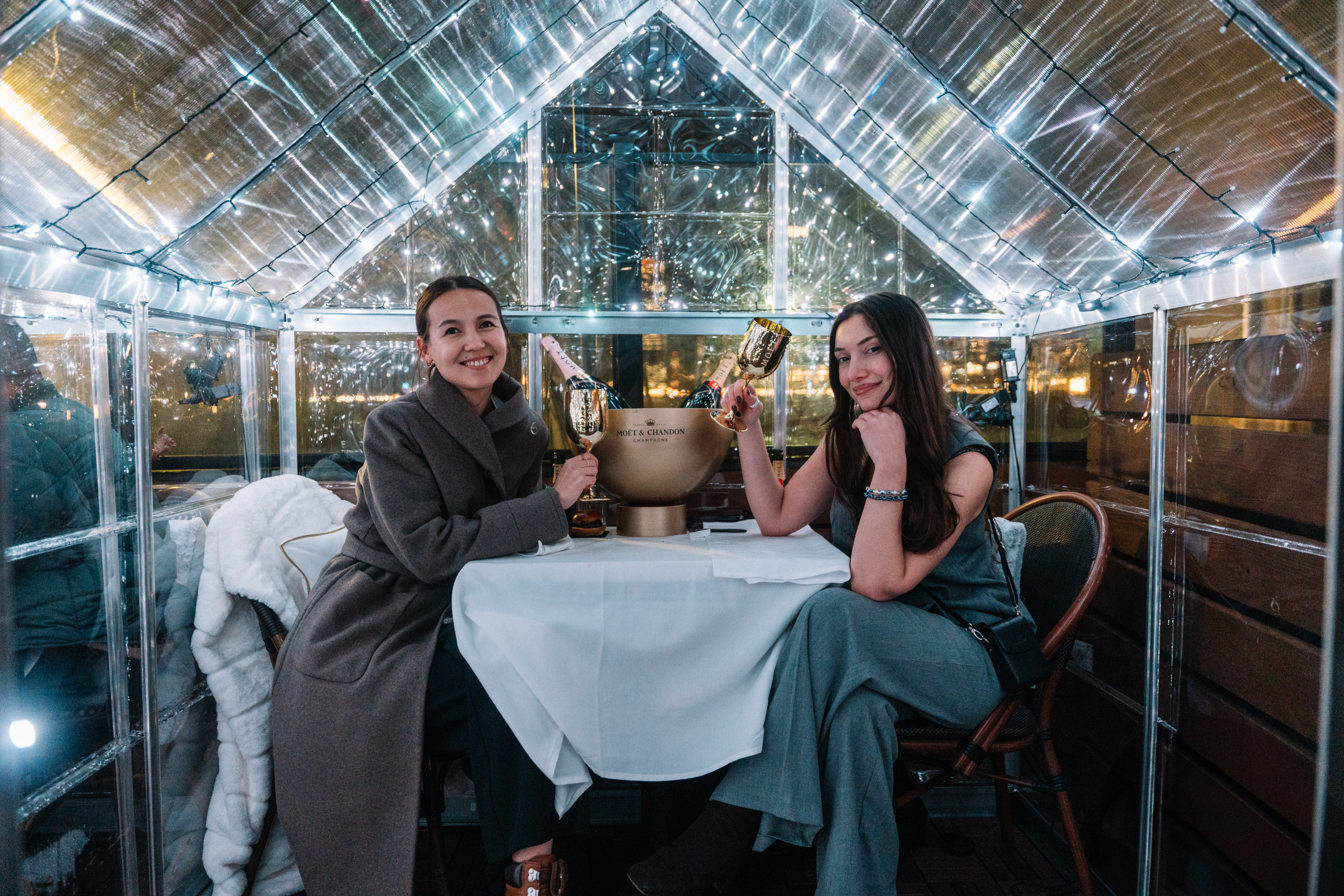 Elegant Moët On The Hudson dining with Champagne service