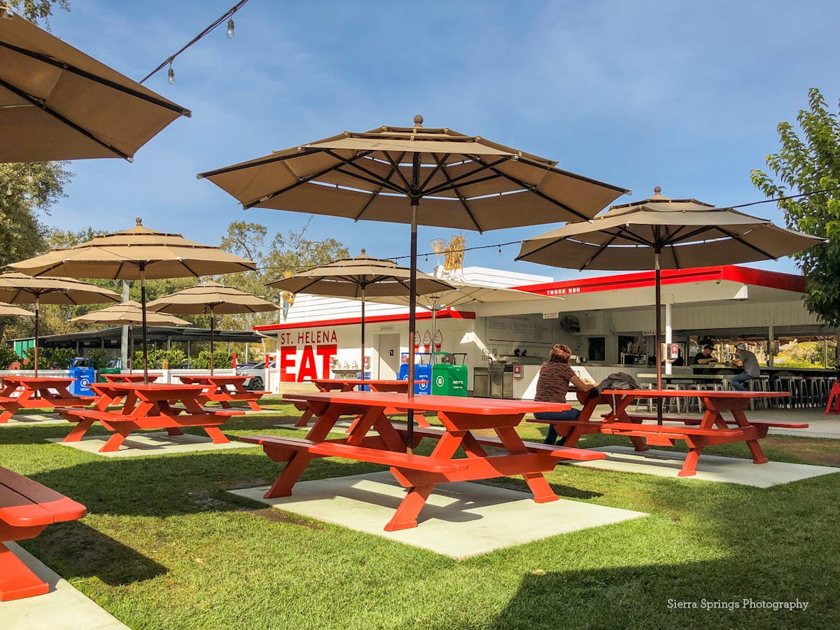 a group of lawn chairs sitting on top of a building