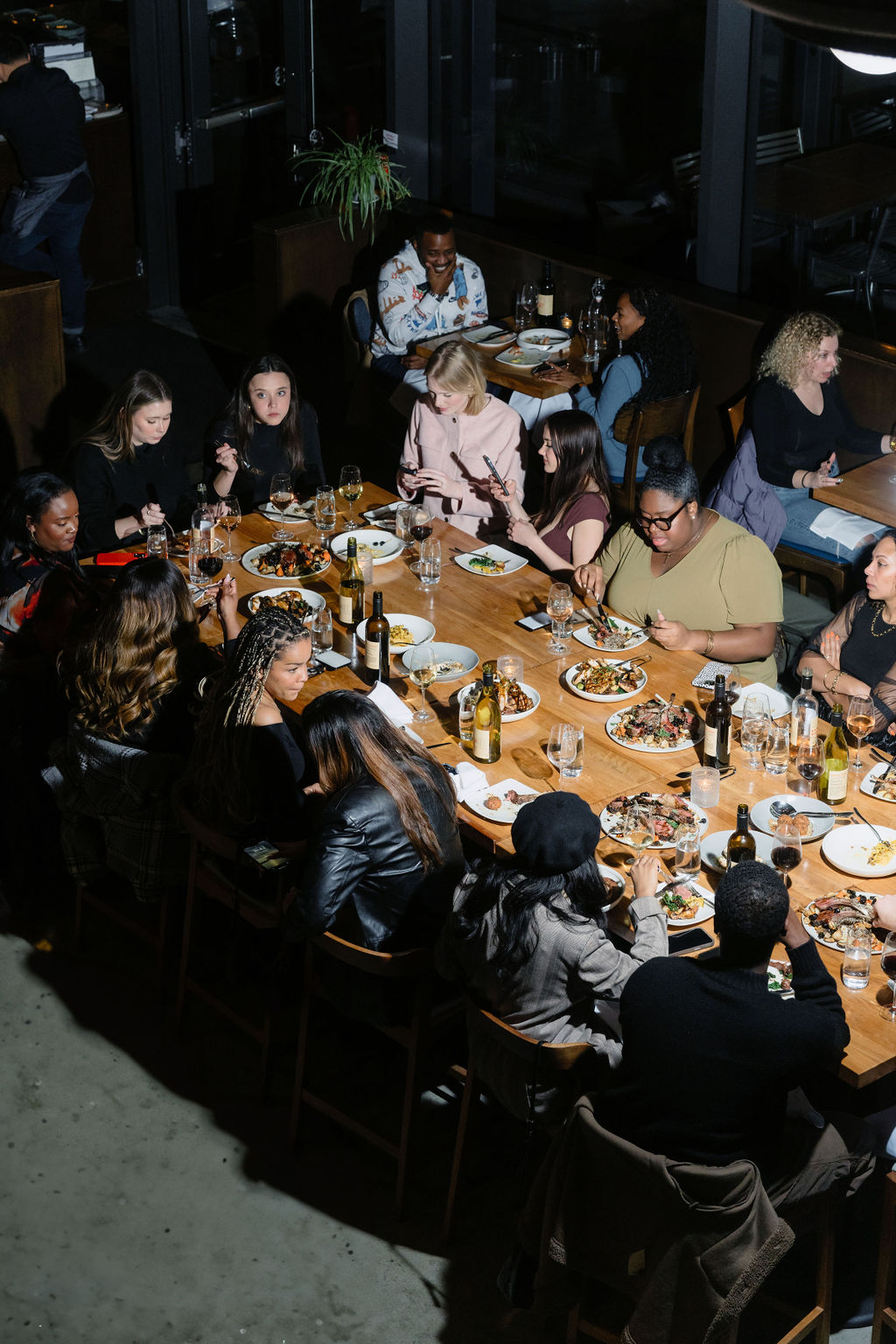 a photo of a large group dining experience