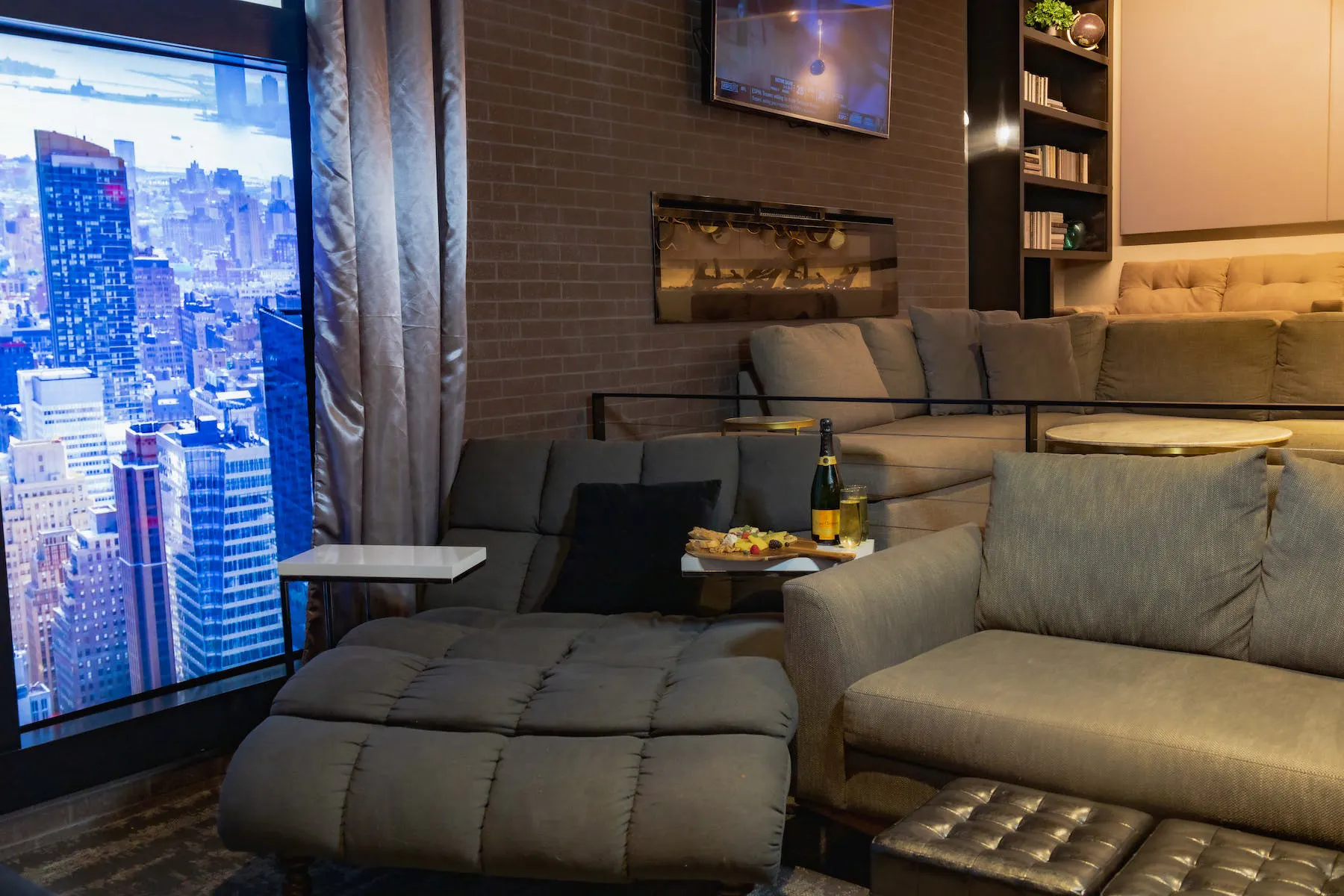 New York Penthouse Premium Large Format Theater Capacity: 70 guests ...