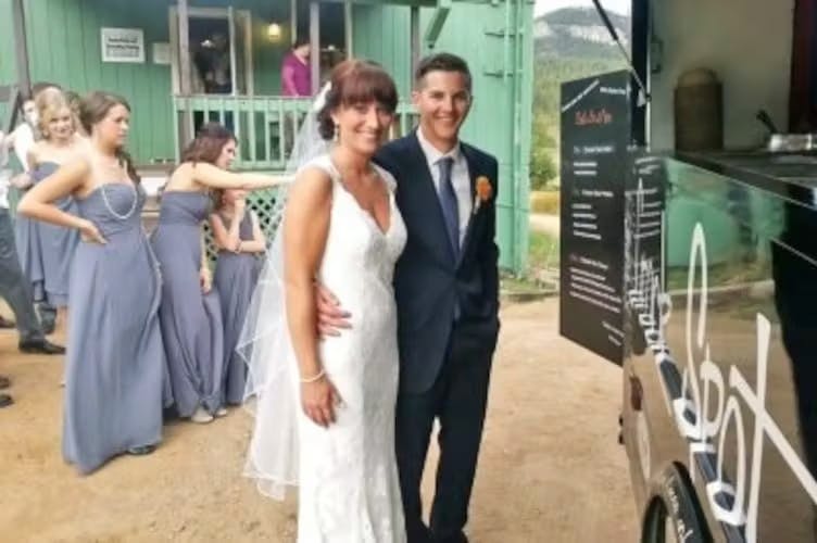 Wedding couple in front of the food truck