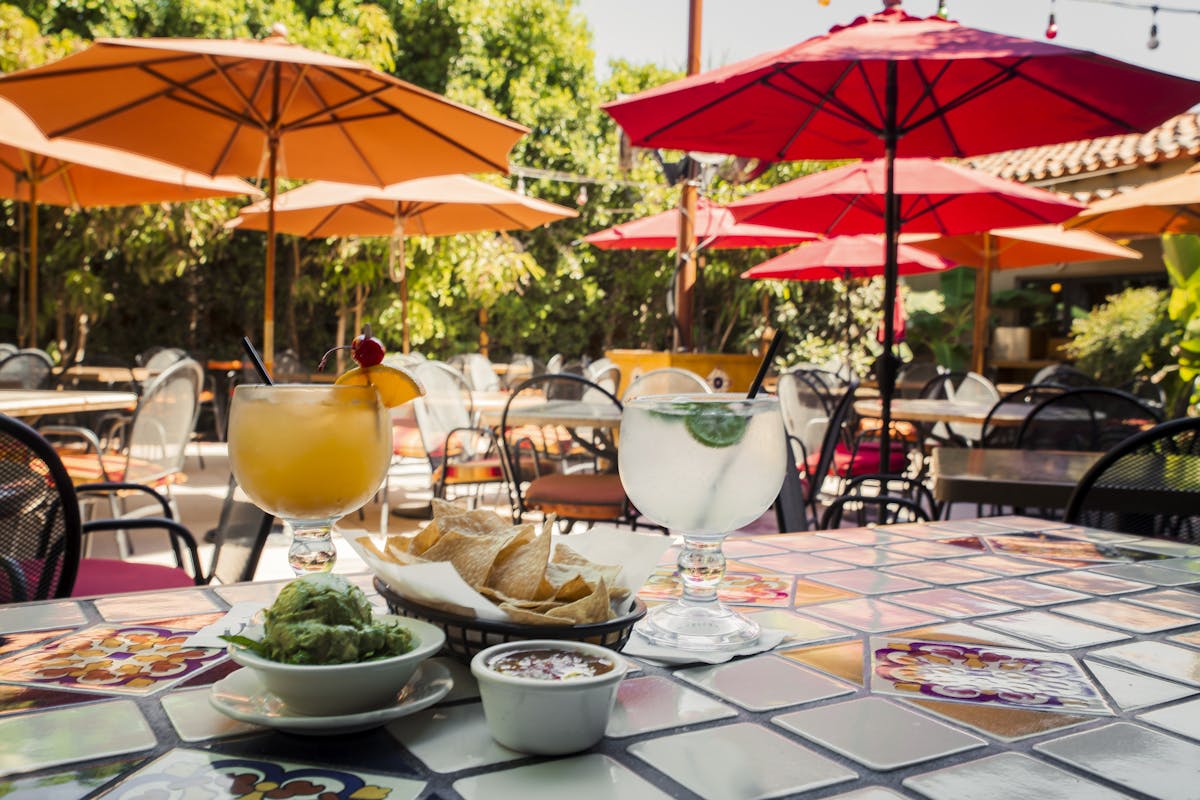 outside patio with marg, chip & guac close up