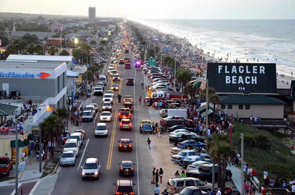 a view of a city street filled with lots of traffic