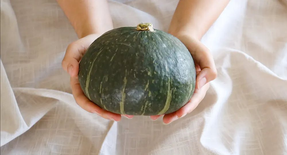 a hand holding a fruit