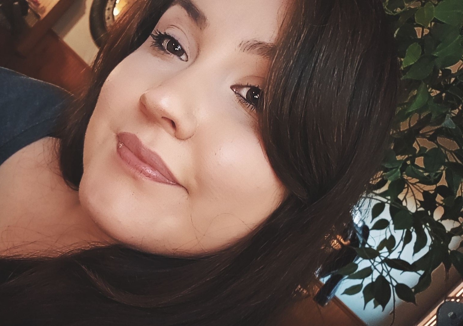 a close up of a woman