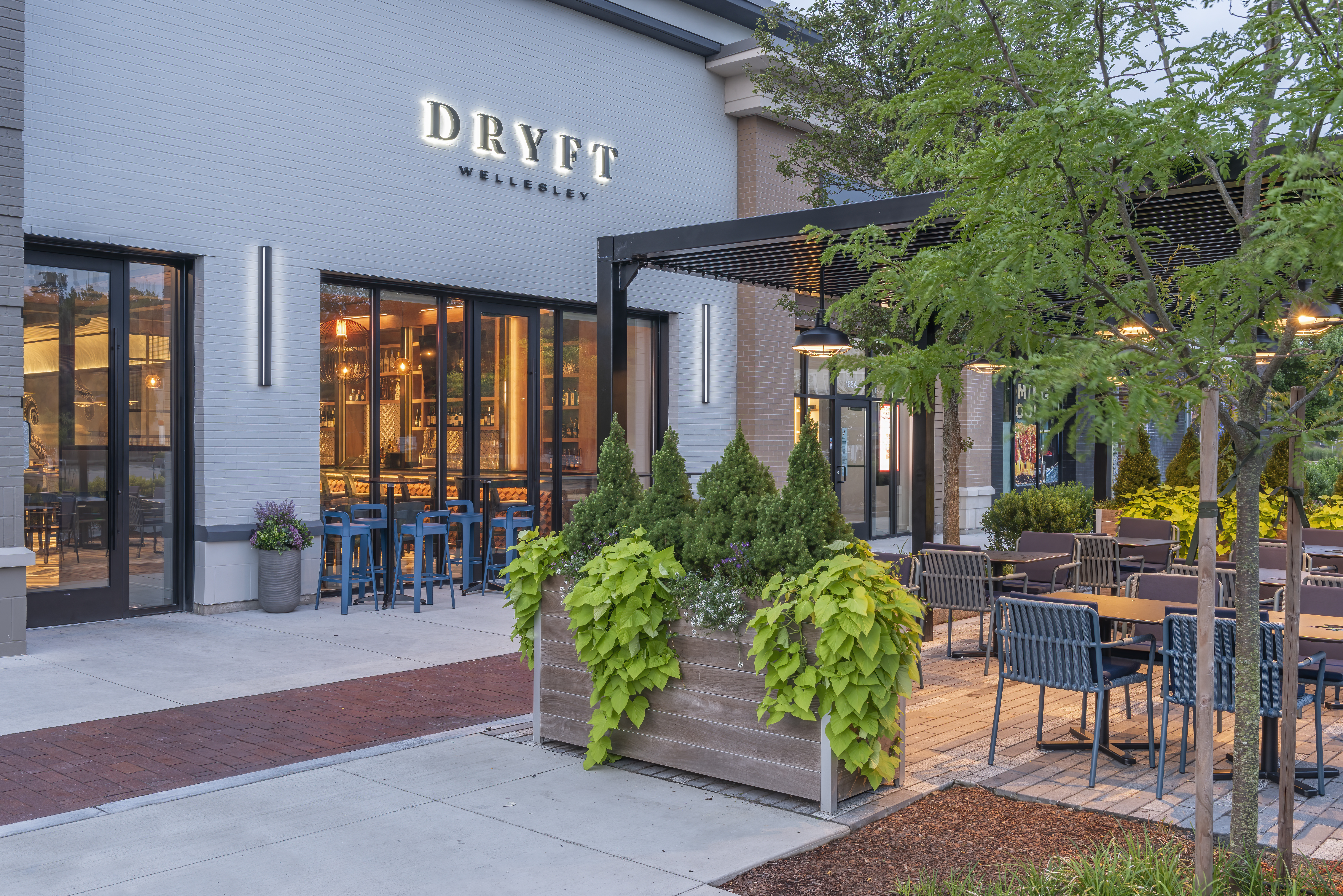 the outside of a restaurant