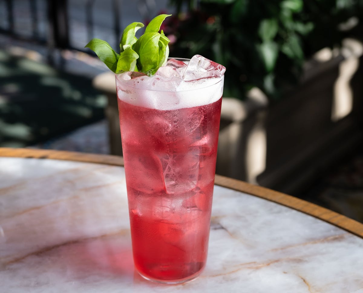 hugo spritz cocktail
