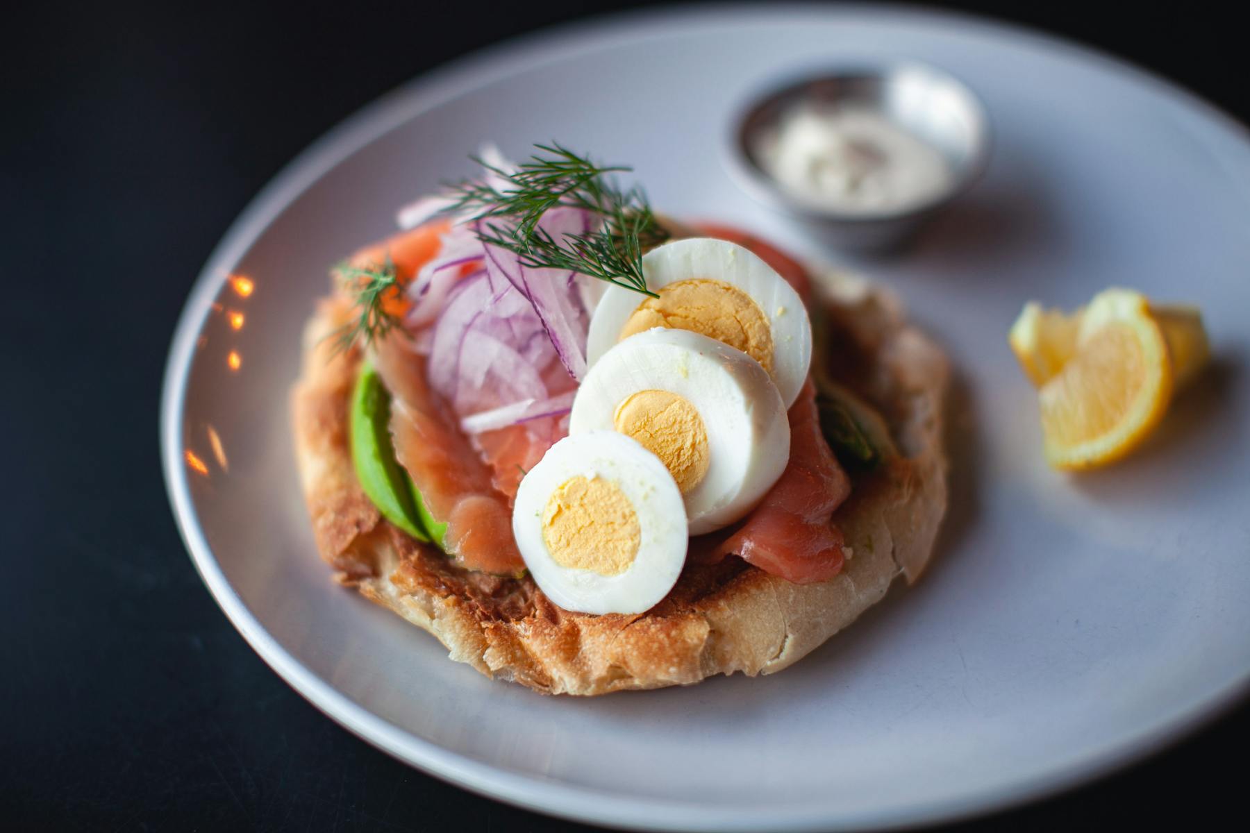 bagel with salmon and egg