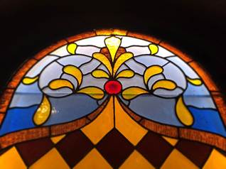 A stained glass window with a colorful design

AI-generated content may be incorrect.