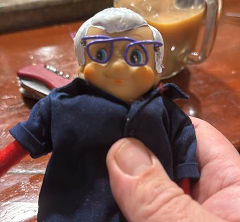 A hand holding a toy

AI-generated content may be incorrect.