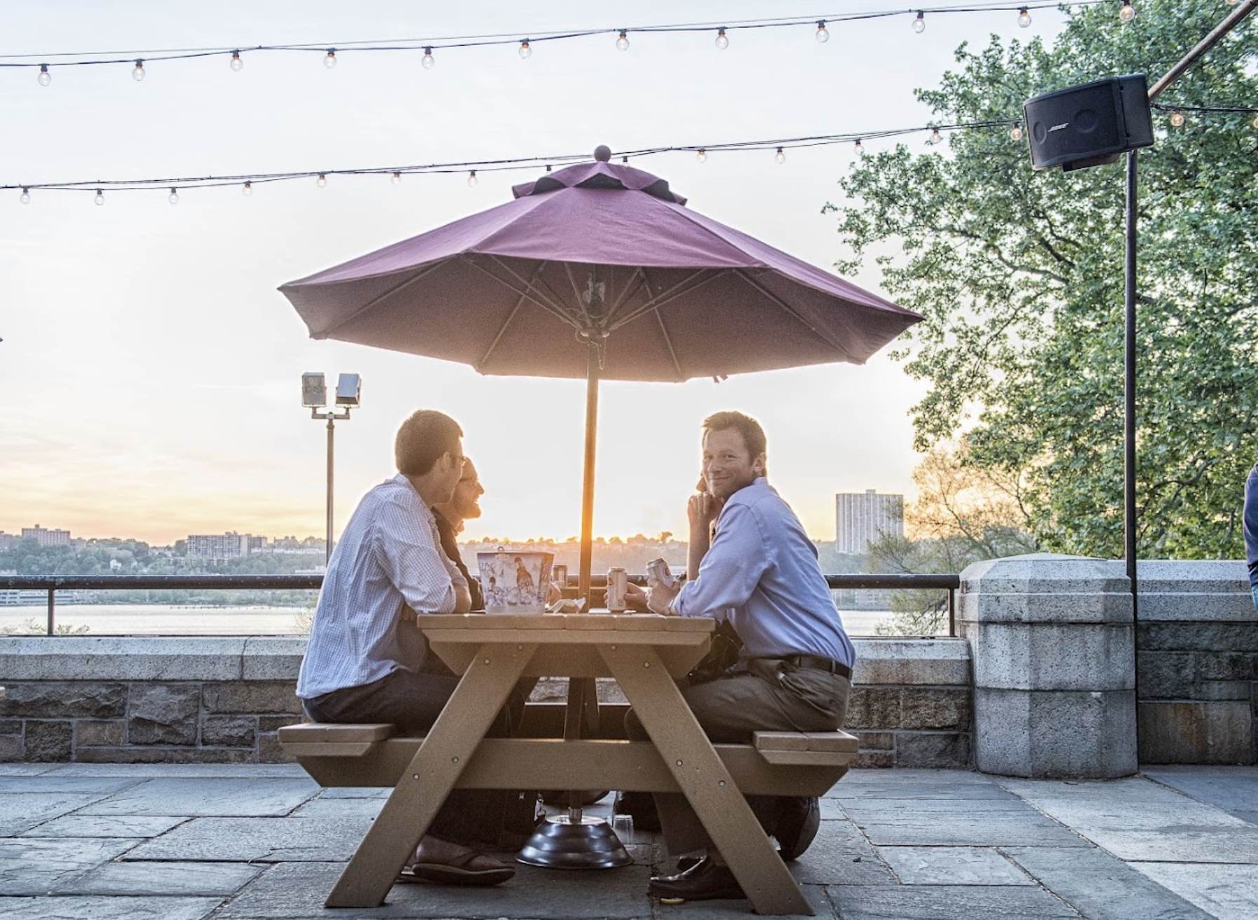 people dining outside at the Ellington in the park