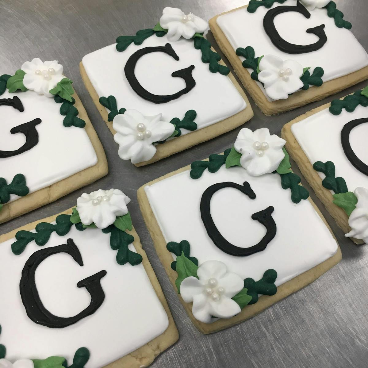 multiple cookies decorated with the letter G