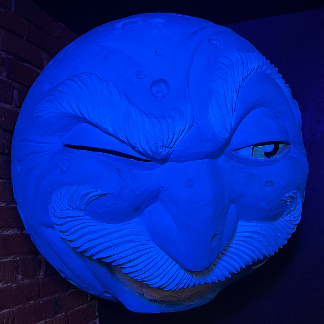 Roxxy moon man decor