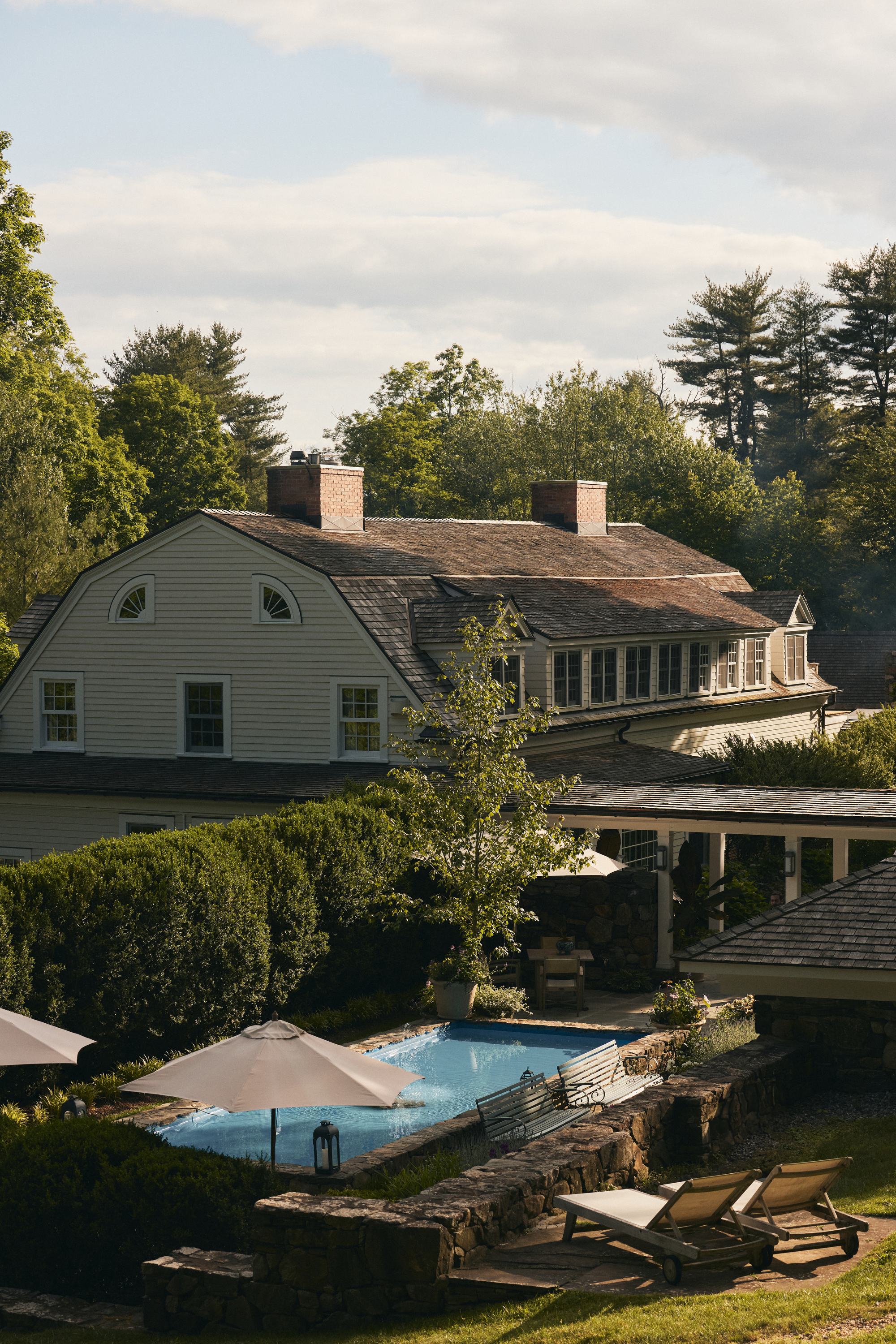 a group of lawn chairs sitting on top of a building