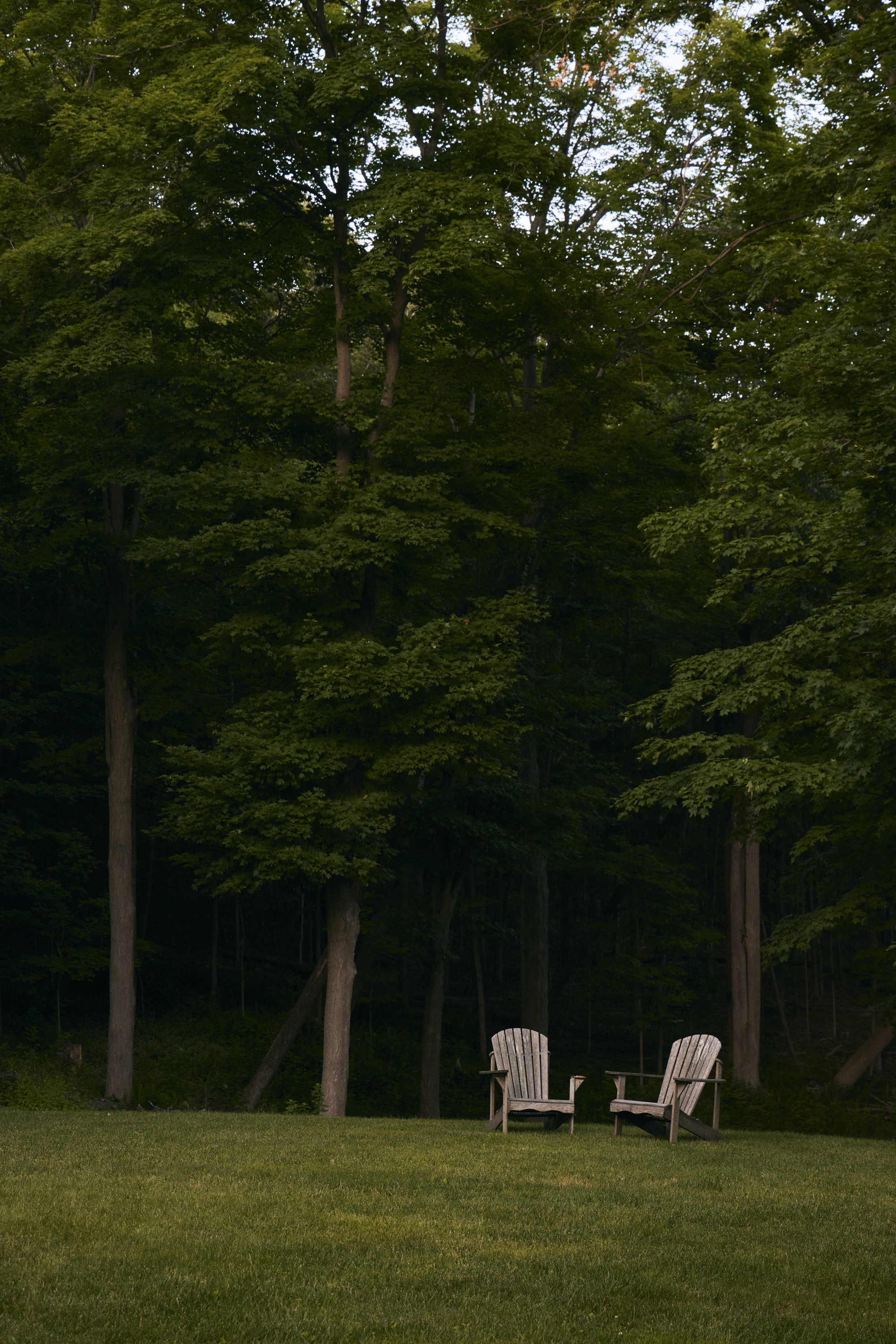 an outdoor sitting area