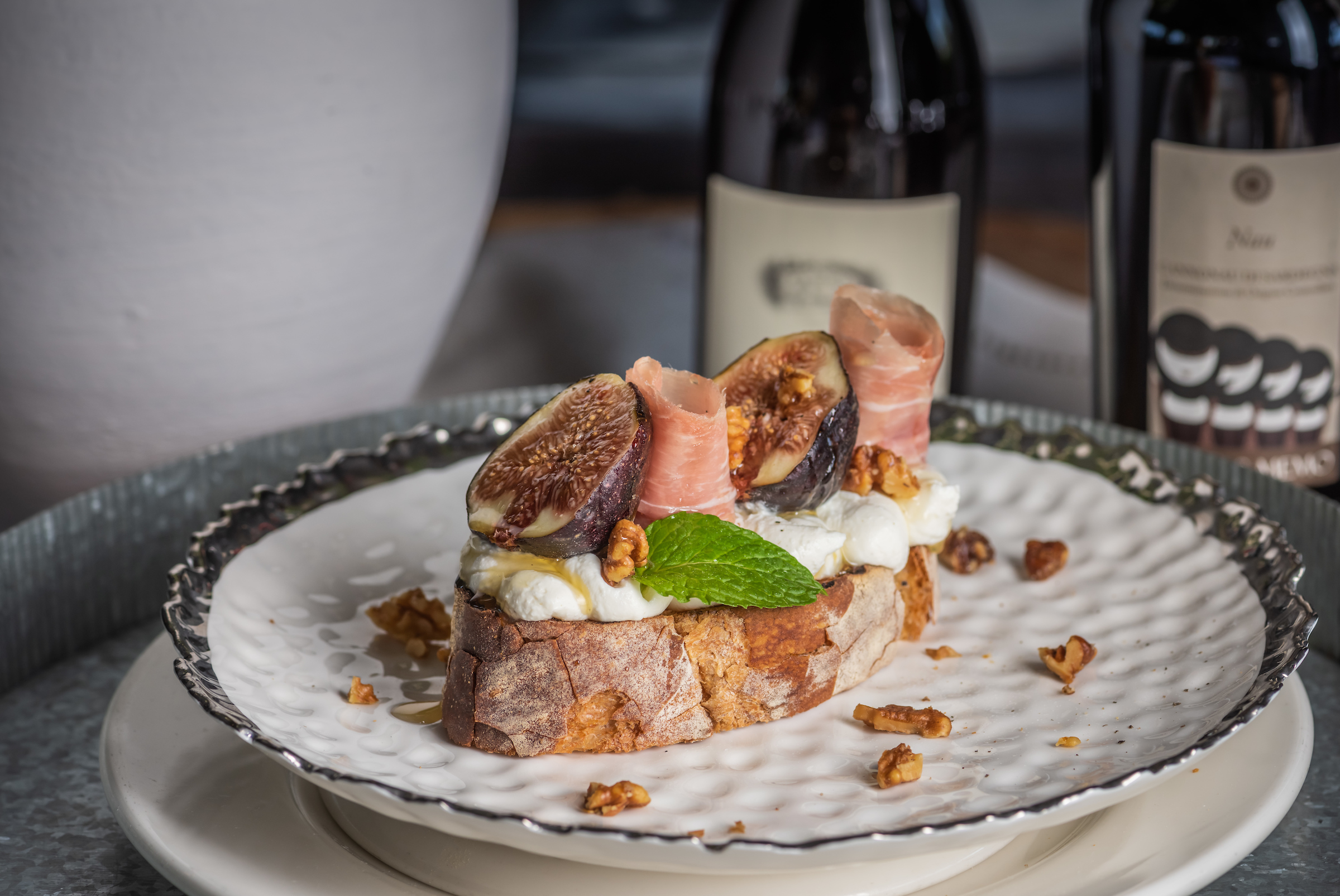 bread with cheese and proscuitto