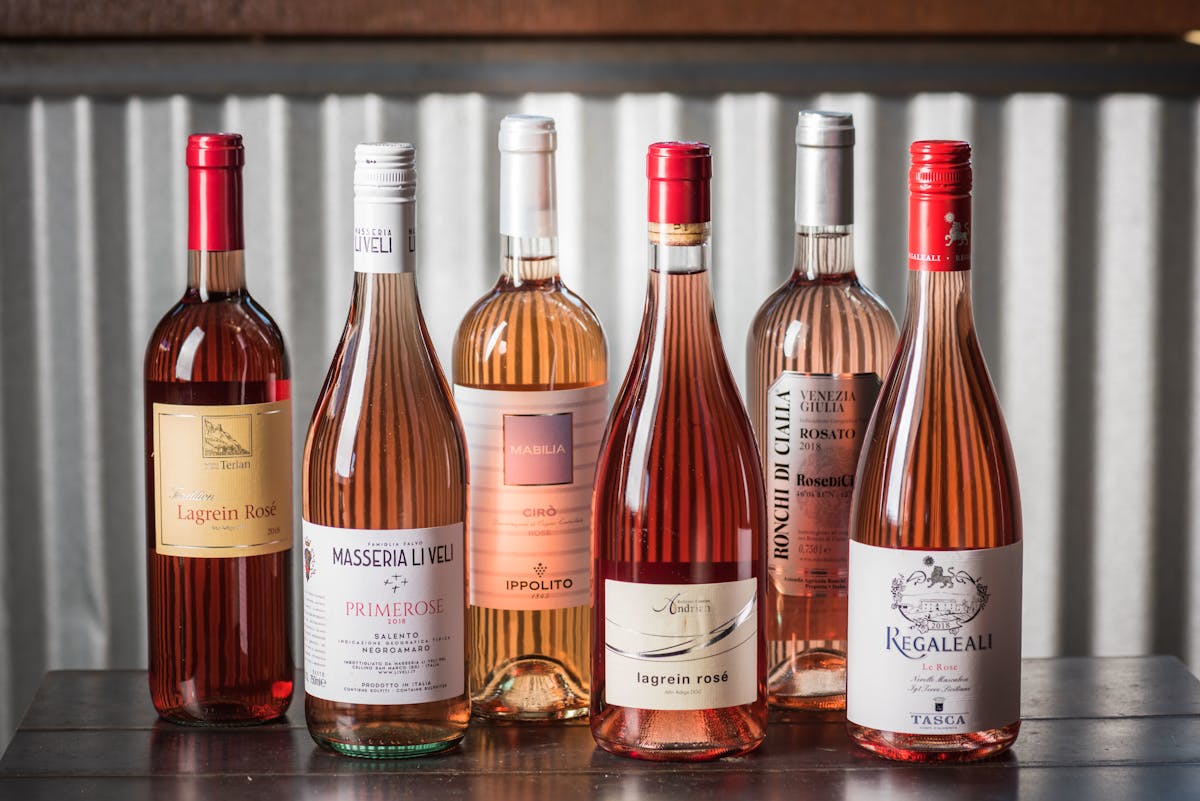 a picture of rose wine