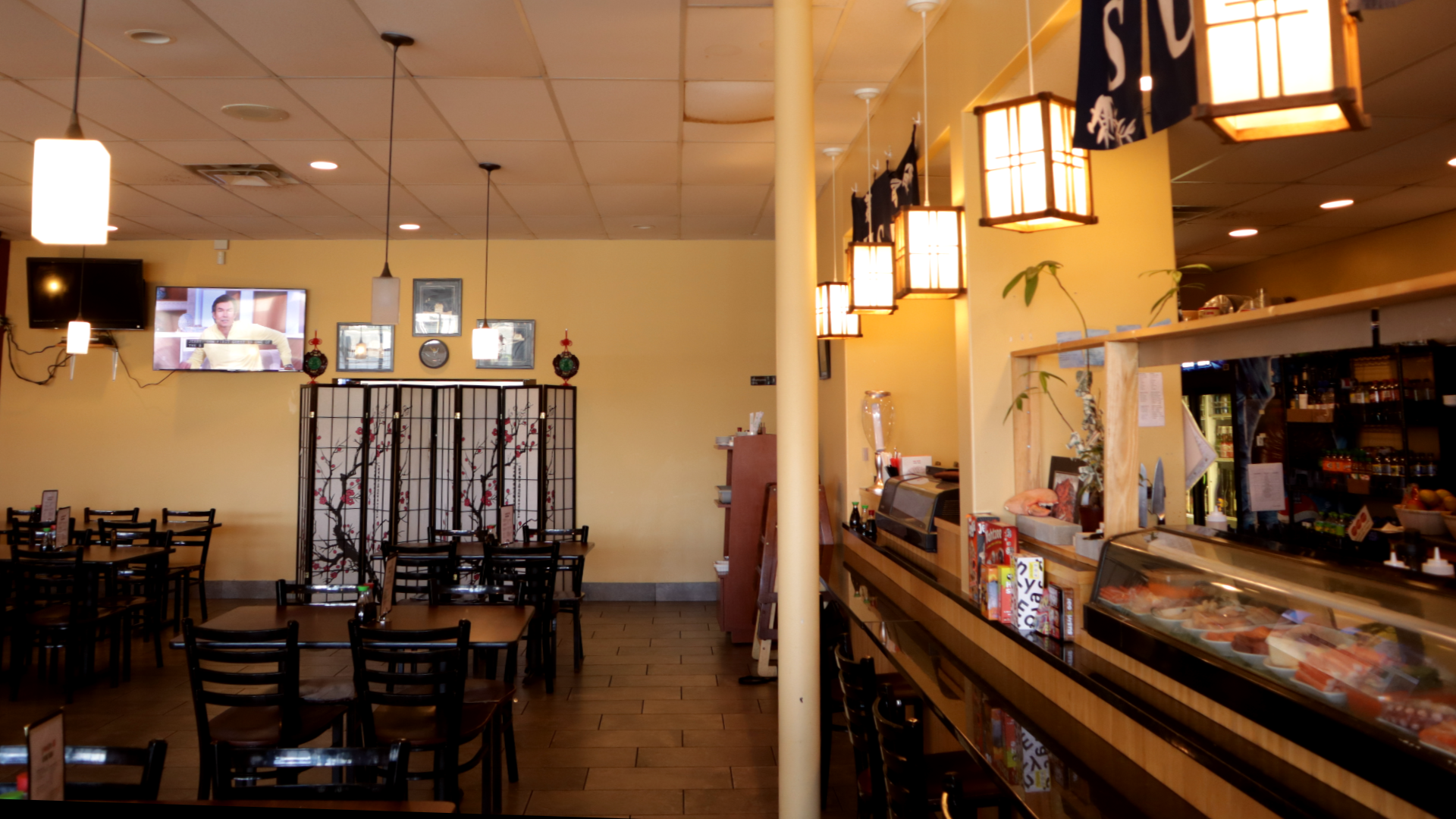 Dinning room with tables and a bar ina restaurant
