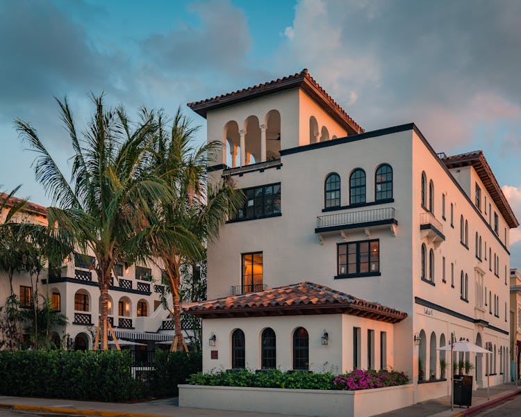 LoLa 41 Palm Beach Hours + Location Lola 41