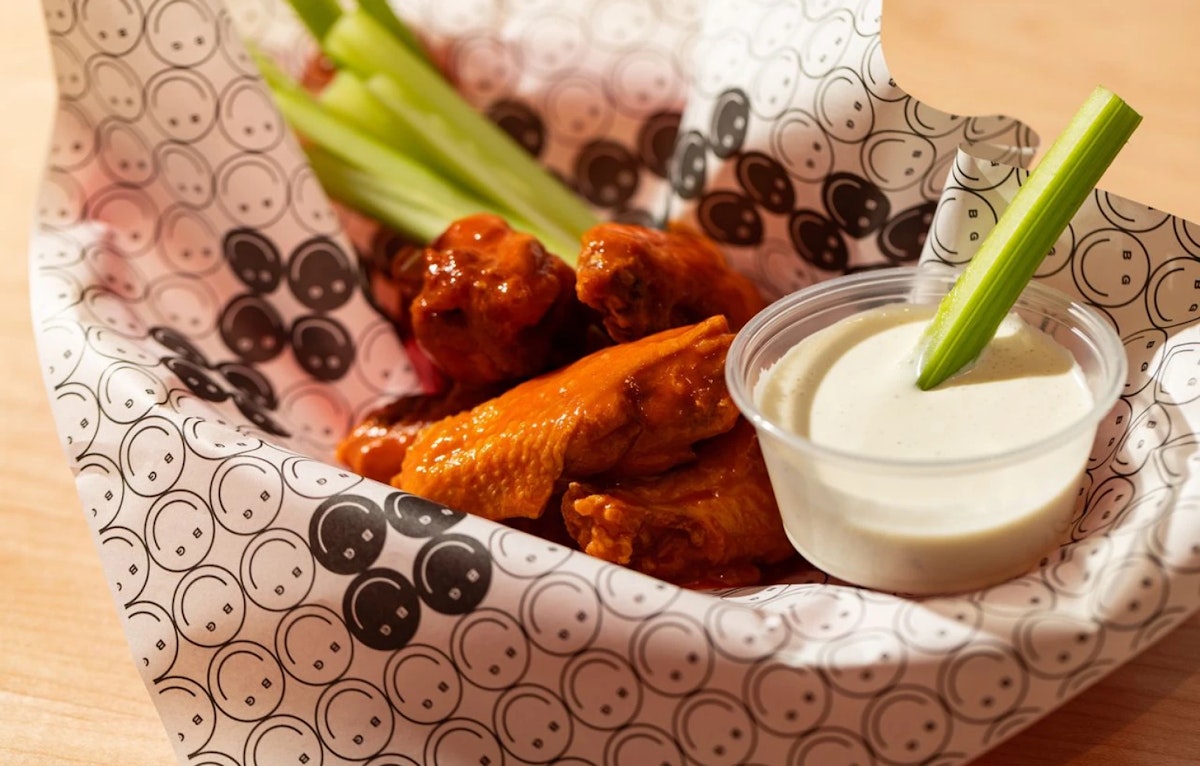 Chicken wings with dip