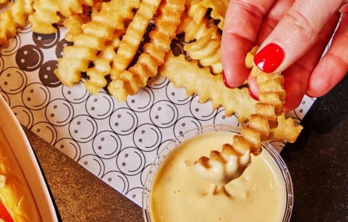 Crinkle fries with sauce