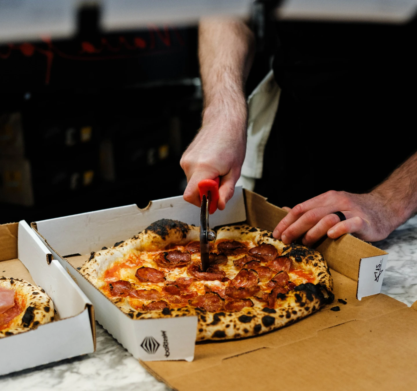 Chef cutting a Gatto Pazzo pizza