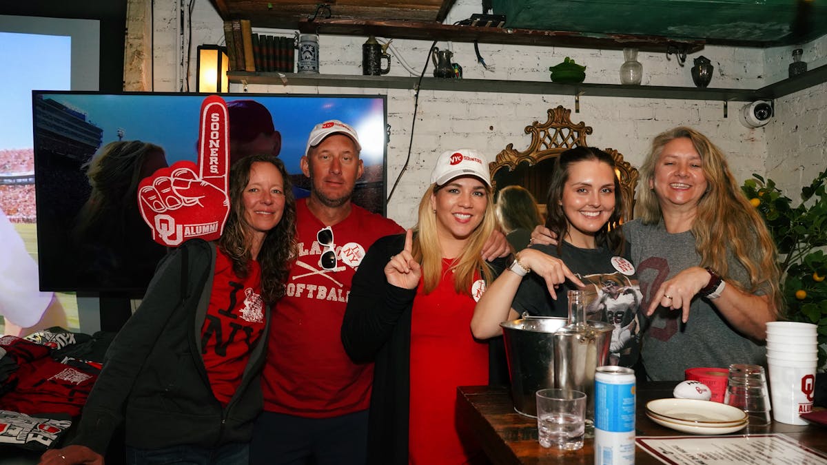 a group of sooners fans