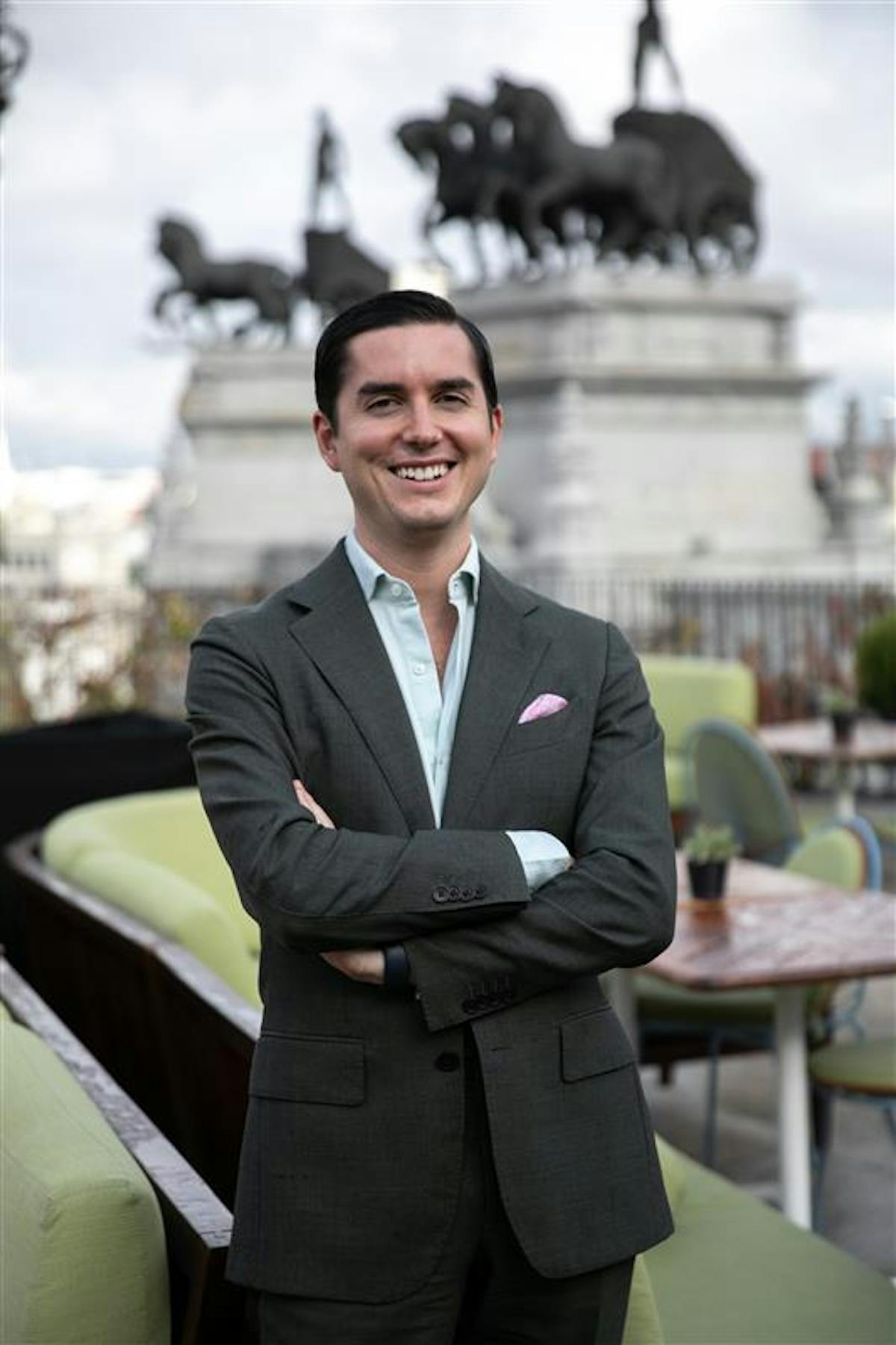 Retrato de un hombre en una terraza
