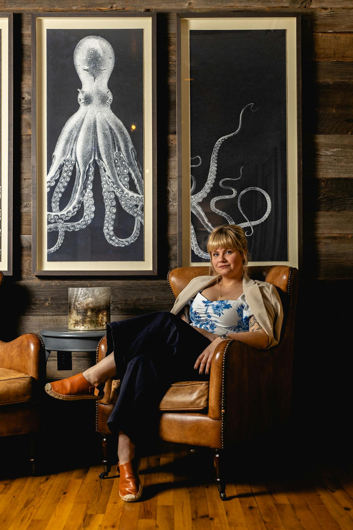 Woman sitting a posing in chair