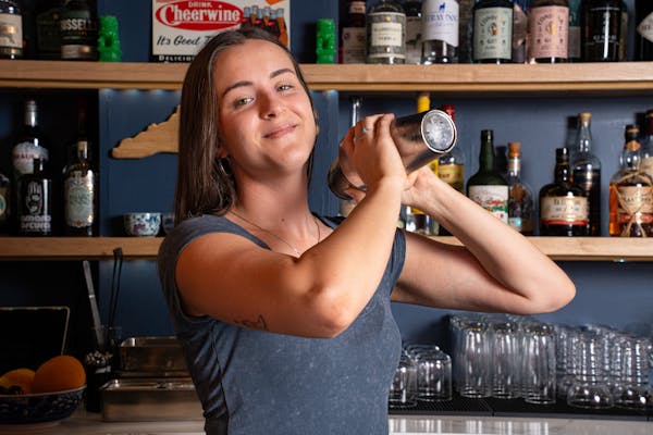 Lindsay Pierce bartender
