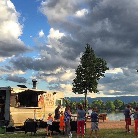a picture of a food truck