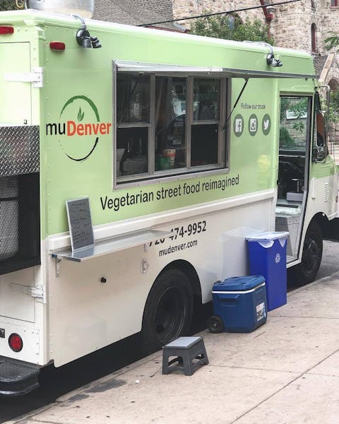 a picture of a food truck