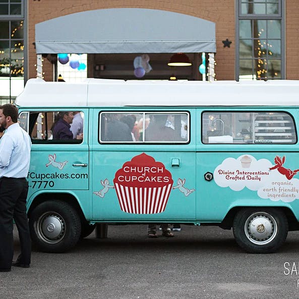 a picture of a food truck