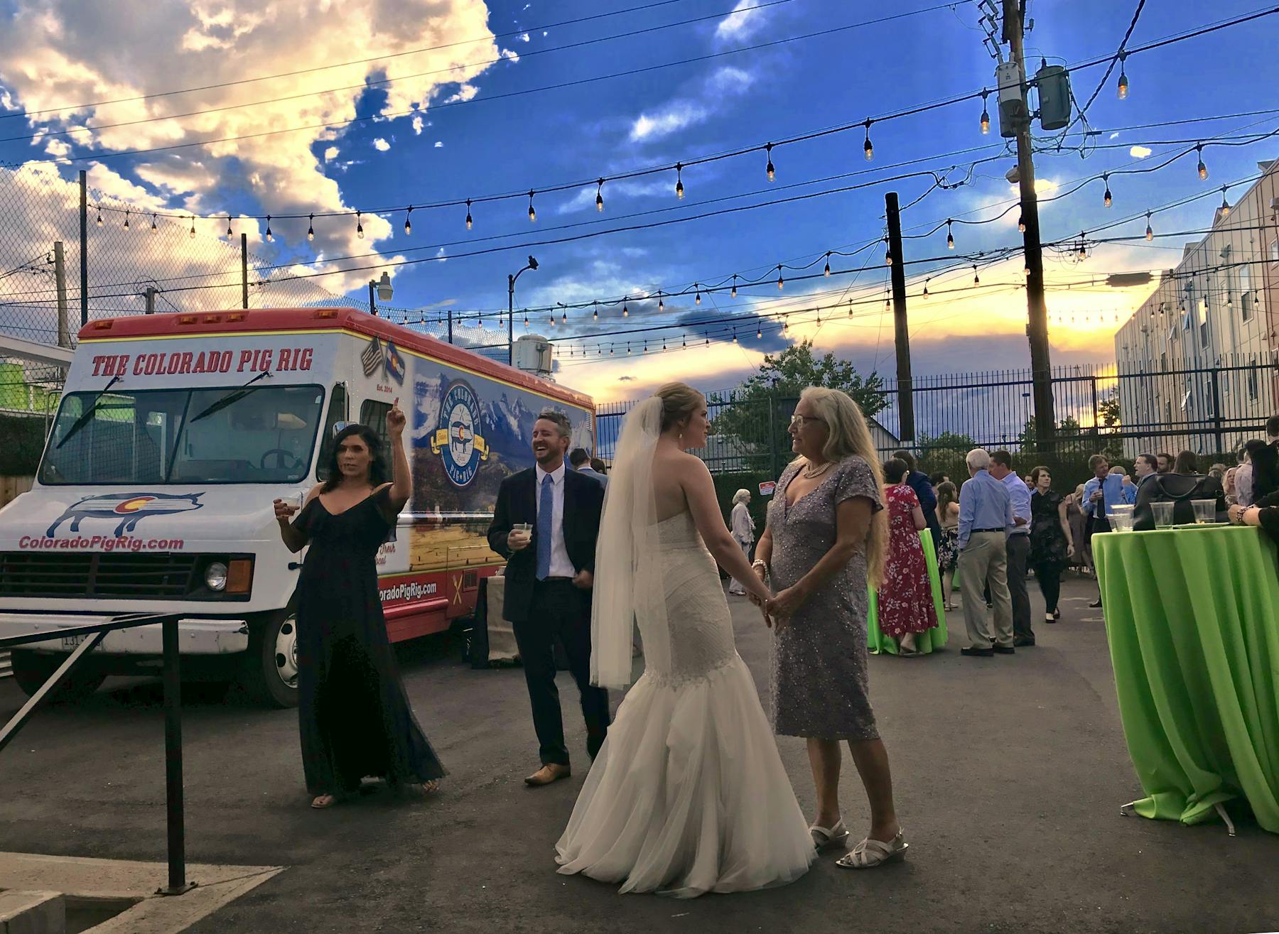 a picture of a food truck