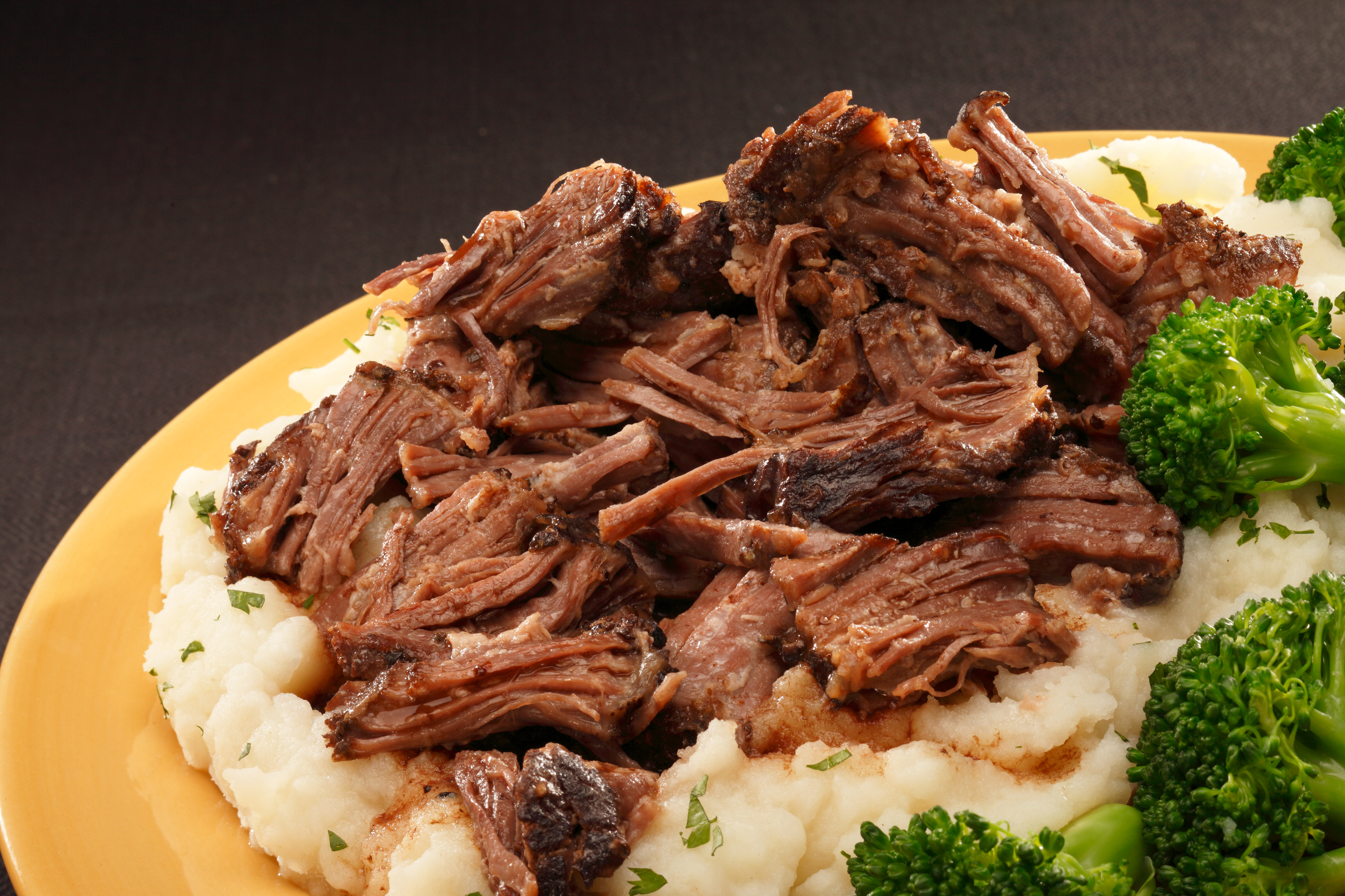 a plate of meat and mashed potatoes