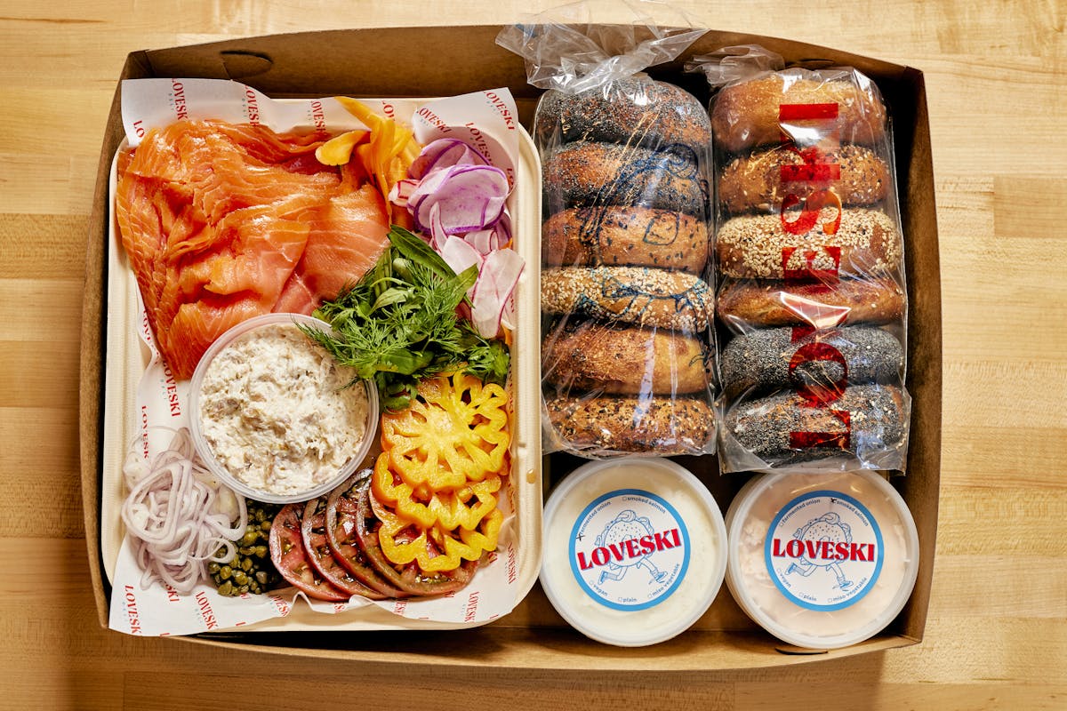 loveski deli catering tray with bagels, veggies and spread